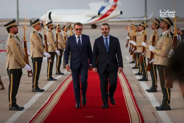 وزير الخارجية السوري أسعد الشيباني يستقبل الرئيس الفرنسي إيمانويل ماكرون لدى وصوله في زيارة دولة إلى مطار دمشق الدولي في دمشق... 6 يوليو 2026 (سانا)