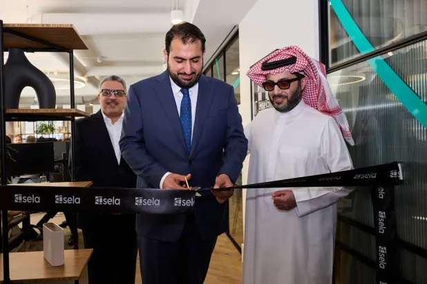 الأمير عبد الله بن خالد بن سلطان لدى افتتاحه مقر «صلة» في لندن برفقة المستشار تركي آل الشيخ (هيئة الترفيه)