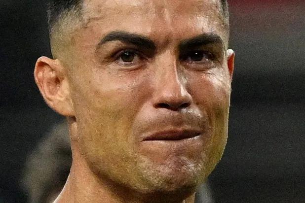 البرتغالي كريستيانو رونالدو باكياً بعد توديع المونديال (رويترز)