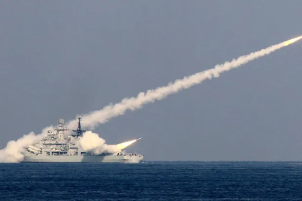 Çin askeri tatbikatları sırasında füze fırlatılması (Arşiv- Reuters)