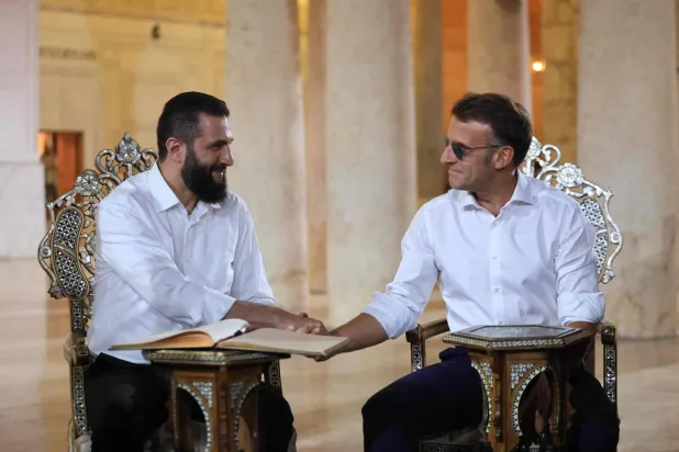 الرئيس الفرنسي إيمانويل ماكرون ونظيره السوري أحمد الشرع في المسجد الأموي بدمشق مساء الاثنين (أ.ف.ب)