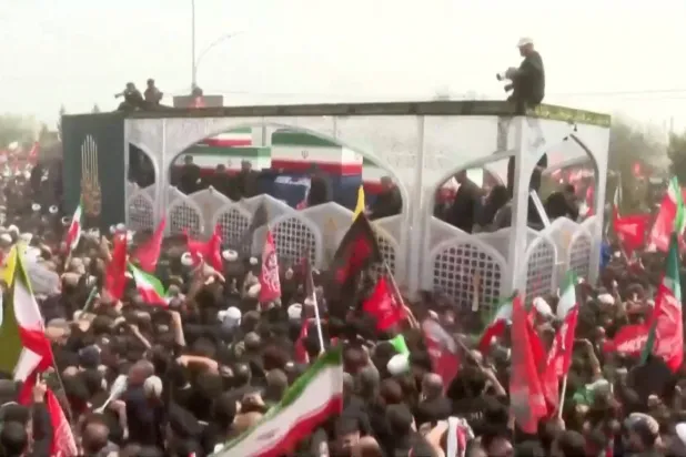 يتجمع الناس قرب نعوش المرشد الإيراني السابق علي خامنئي وأفراد عائلته خلال موكب جنازتهم في مدينة قم الإيرانية (رويترز)