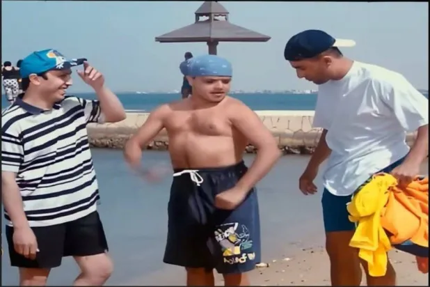 مشهد من فيلم «صعيدي في الجامعة الأمريكية» تفاعل به الفنان المصري محمد هنيدي مع مباراة الأرجنتين (مقطع من الفيلم)