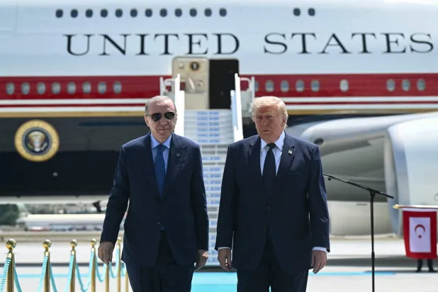 استقبل الرئيس التركي رجب طيب إردوغان الرئيس الأميركي دونالد ترمب لدى وصوله على متن طائرة الرئاسة الأميركية «إير فورس ون» إلى قاعدة إيتيمسغوت الجوية قرب أنقرة اليوم (أ.ف.ب)