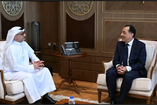 مصطفى مدبولي خلال لقاء رئيس دائرة المالية بأبوظبي مساء الاثنين (صفحة مجلس الوزراء على فيسبوك)