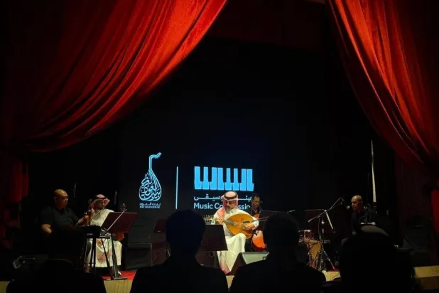 جانب من أداء العازف أحمد الهلالي أحد أوائل خريجي بيت العود في السعودية (الشرق الأوسط)