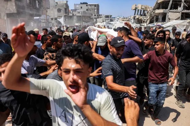 فلسطينيون يشيعون قتيلاً سقط بهجوم إسرائيلي في منطقة المواصي بخان يونس يوم الثلاثاء (أ.ف.ب)