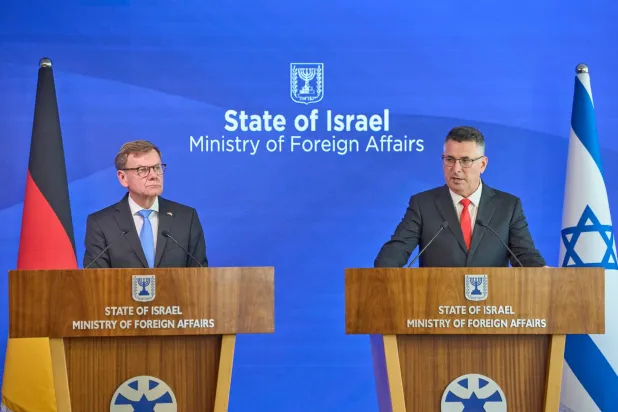 مؤتمر صحافي لوزير الخارجية الألماني يوهان فاديفول ونظيره الإسرائيلي جدعون ساعر (أ.ب)