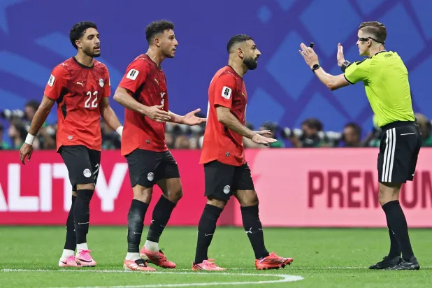 الحكم فرانسوا ليتيكسييه يشير لمحمد صلاح خلال المباراة (إ.ب.أ)
