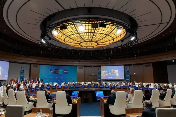 Ankara’da düzenlenen NATO Zirvesi’nin oturum aralarında, İstanbul İşbirliği Girişimi’ne katılan NATO dışişleri bakanları ile Körfez ülkeleri dışişleri bakanlarının toplantısından (Dışişleri Bakanlığı)