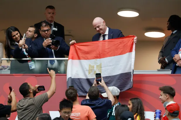 رئيس الاتحاد الدولي لكرة القدم السويسري جياني إنفانتينو يرفع علم مصر (أ.ب)