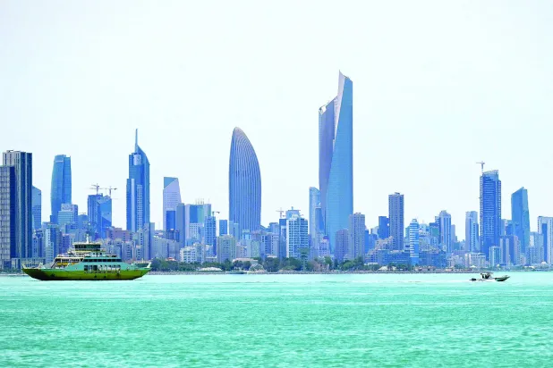 
مدينة الكويت من الجهة المقابلة للواجهة البحرية على طول الخليج في منطقة السالمية (أ.ف.ب)