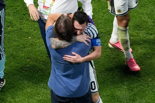 ليونيل سكالوني المدير الفني للمنتخب الأرجنتيني يعانق ليونيل ميسي بعد المباراة (أ.ب)