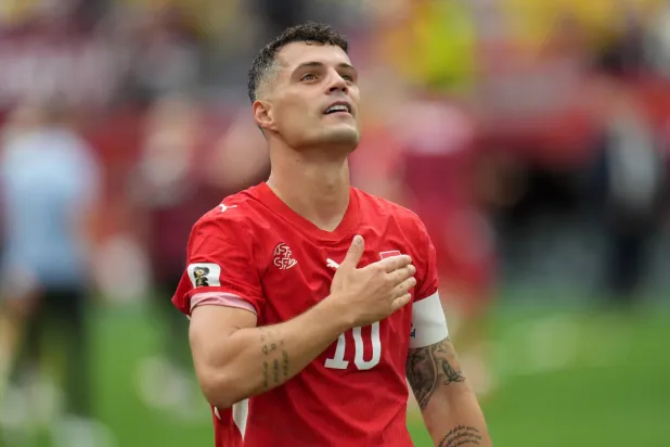 غرانيت تشاكا قائد منتخب سويسرا (إ.ب.أ) 