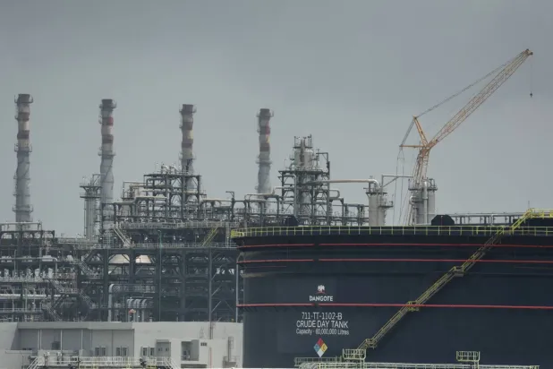 Lagos'un Ibego Lekki bölgesinde bulunan bir ham petrol depolama tankı (Reuters)