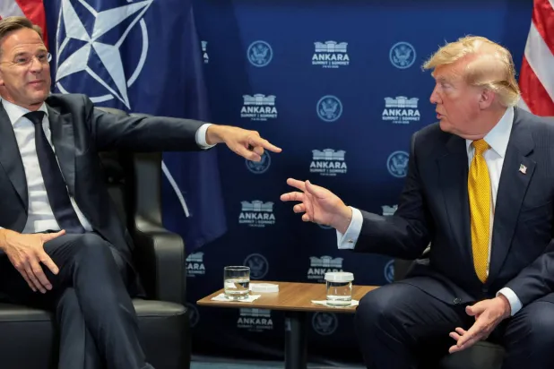 الرئيس الأميركي دونالد ترمب والأمين العام لحلف شمال الأطلسي «الناتو» مارك روته يعقدان اجتماعاً ثنائياً على هامش قمة قادة الحلف في المجمع الرئاسي بأنقرة، الأربعاء(رويترز)