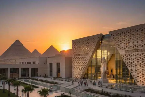 المتحف المصري الكبير يشكل مشهداً بانورامياً مع الأهرامات (الهيئة العامة للاستعلامات)