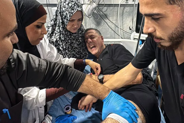 يتلقَّى حسام أبو صفية مدير مستشفى كمال عدوان العلاج من قبل زملائه من جراء إصابته في غارة إسرائيلية استهدفت المجمع الطبي في بيت لاهيا 23 نوفمبر2024 (أ.ف.ب)