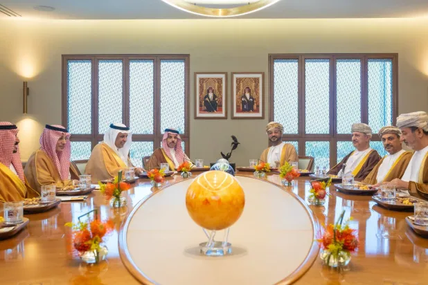 الأمير فيصل بن فرحان وزير الخارجية السعودي ونظيره العماني بدر البوسعيدي خلال الجلسة المباحثات الرسمية في مسقط (واس)