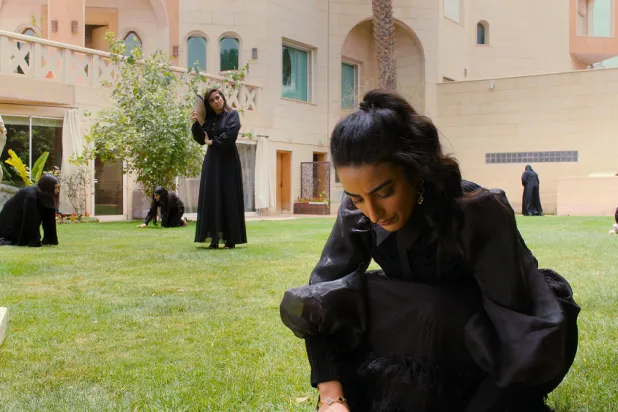 مشهد من فيلم «ارتزاز» الذي يأتي من كتابة وإخراج سارة بالغنيم (الشرق الأوسط)
