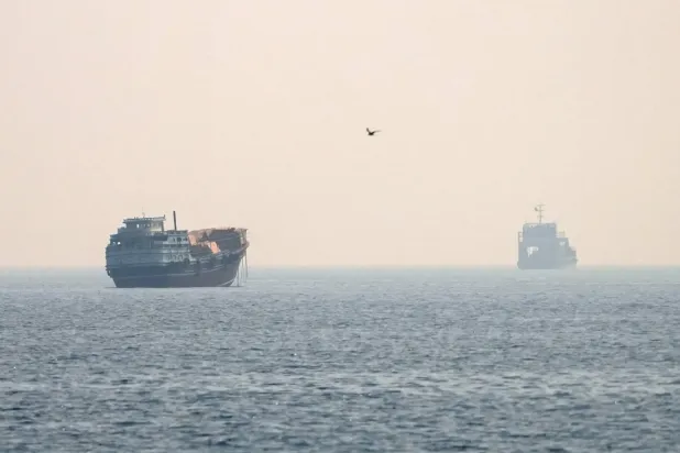 Umman'ın Musandam Yarımadası'ndan görülen Hürmüz Boğazı'ndaki gemiler. (Reuters)