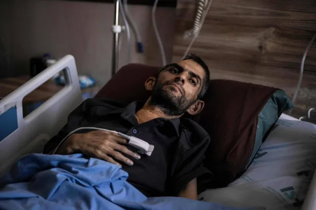 الصحافي الفلسطيني مجاهد بني مفلح الذي فقد حوالي عشرين كيلوغراماً من وزنه خلال فترة احتجازه التي دامت ستة أشهر في سجن إسرائيلي (أ.ف.ب)