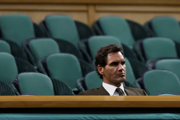 وسط المقصورة الملكية الخالية أظهرت الصورة شخصاً واحداً فقط هو فيدرر (رويترز)