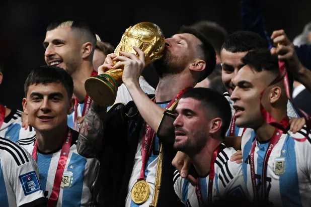 ميسي هل يرفع الكأس للمرة الثانية على التوالي (رويترز)