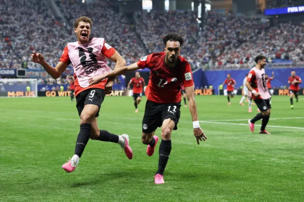 مصطفى زيكو لاعب مصر يحتفل بهدفه الثاني في الأرجنتين (رويترز)
