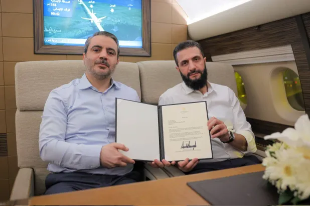 الرئيس السوري احمد الشرع ووزير الخارجية اسعد الشيباني في طائرتهما العائدة من أنقرة الى دمشق بعد لقاء الرئيس الاميركي الذي أعلن رفع اسم سوريا كدولة راعية للإراهاب (حساب إكس)