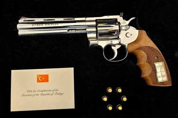 مسدس أهداه الرئيس التركي رجب طيب إردوغان إلى الرئيس الليتواني جيتاناس ناوسيدا في قمة «الناتو» في أنقرة (رويترز)