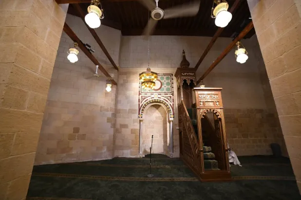 المسجد يتميز بمنبره الخشبي الأثري (وزارة السياحة والآثار)