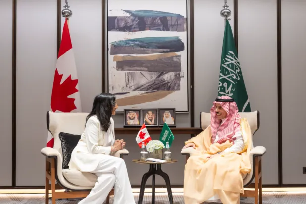 بحث الأمير فيصل بن فرحان وزير الخارجية السعودي ووزيرة خارجية كندا أنيتا أناند تطورات الأوضاع في المنطقة (الخارجية السعودية)