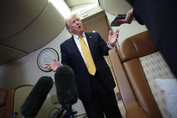 Trump, 8 Temmuz'da Joint Base Andrews'e dönüş yolunda yeni Air Force One uçağında gazetecilere açıklama yaptı (AFP)