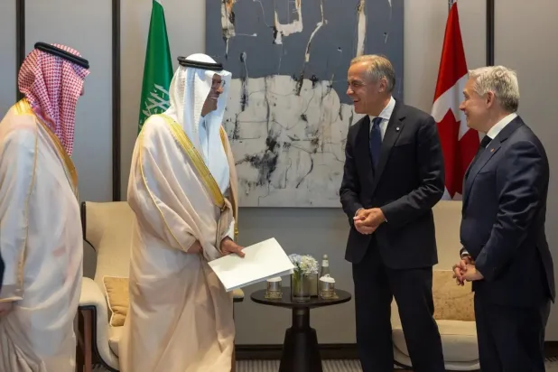 وزير الطاقة السعودي الأمير عبد العزيز بن سلمان مع دولة رئيس وزراء كندا مارك كارني (واس)