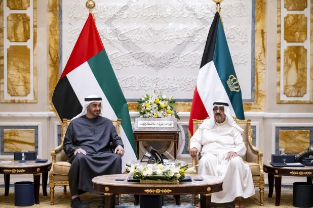 الشيخ مشعل الأحمد الجابر الصباح أمير دولة الكويت والشيخ محمد بن زايد آل نهيان رئيس الإمارات خلال اللقاء (وام)