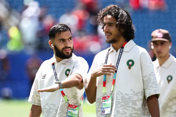 بوعدي مع زميله أمين السباعي قبل انطلاق المباراة (أ.ف.ب)