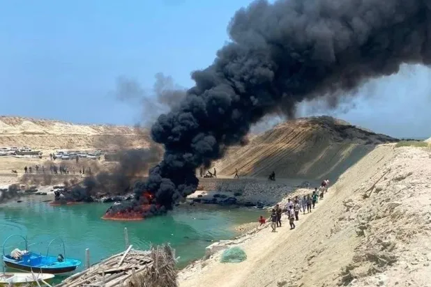 زوارق تحترق إثر ضربات أميركية بميناء قبالة بوشهر جنوب إيران، أمس(تلغرام)