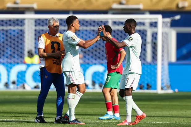 مبابي وديمبيلي يتبادلان التحية بعد نهاية المباراة (أ.ف.ب)