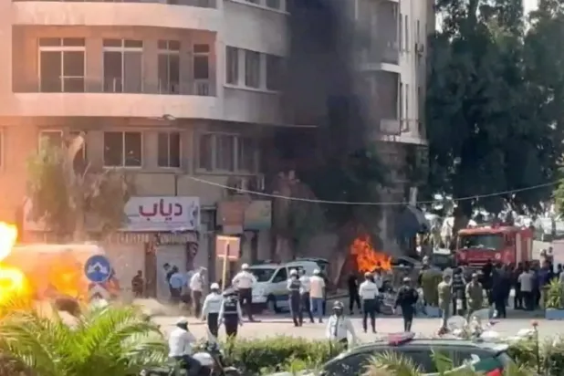 Şam'da meydana gelen bombalı saldırı bölgesinde duman ve alevler yükselirken, acil durum ekipleri çalışmalarına sürdürüyor (Reuters)