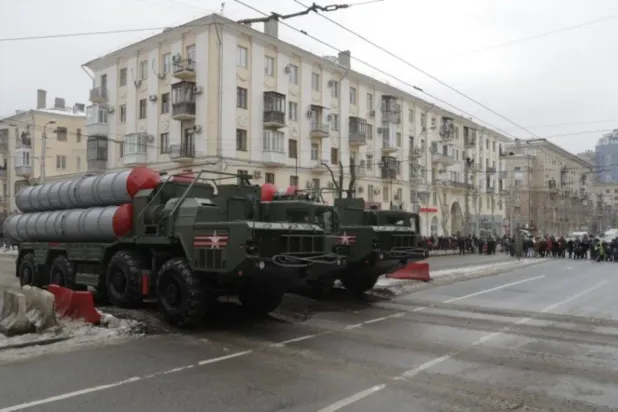 Rusya'nın Volgograd kentinde düzenlenen askerî geçit töreninde Rusya'nın S-400 füze hava savunma sistemlerinin gösterimi, 2 Şubat 2018 (Reuters)