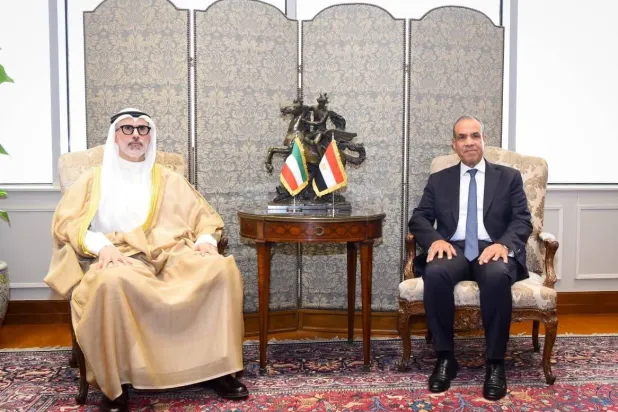 لقاء سابق لوزير الخارجية المصري مع نظيره الكويتي بالقاهرة في أبريل الماضي (الخارجية المصرية)