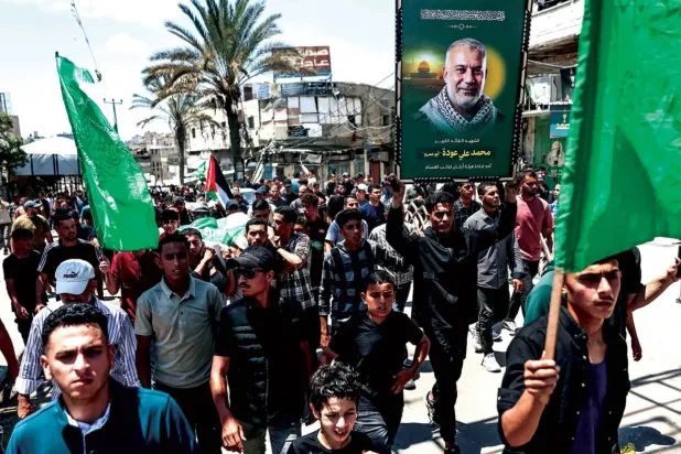 Filistinliler, Hamas'ın askeri kanadı komutanlarından Muhammed Avde'nin cenaze töreninde, (27 Mayıs 2026, Gazze Şehri) (AFP)