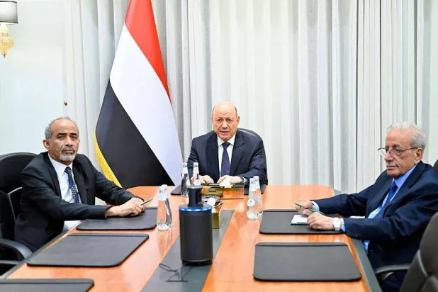 العليمي يترأس اجتماعاً استثنائياً لمجلس القيادة الرئاسي اليمني (سبأ)