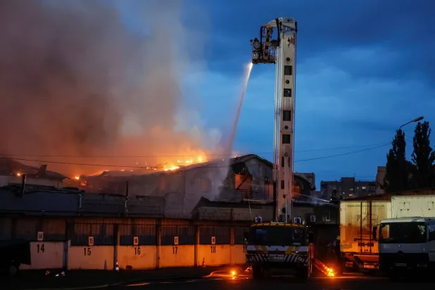 حريق عقب هجوم روسي على العاصمة الأوكرانية كييف يوم 8 يوليو 2026 (رويترز)