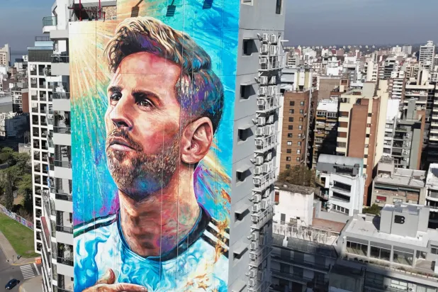 لقطة جوية تُظهر جدارية لقائد المنتخب الأرجنتيني لكرة القدم ليونيل ميسي في مسقط رأسه بمدينة روساريو (رويترز)
