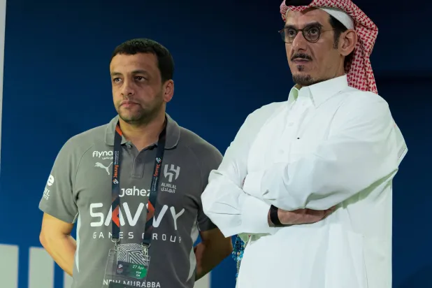الشلهوب مدرب فريق تحت 21 عاماً مع رئيس النادي الأمير نواف بن سعد (موقع النادي)
