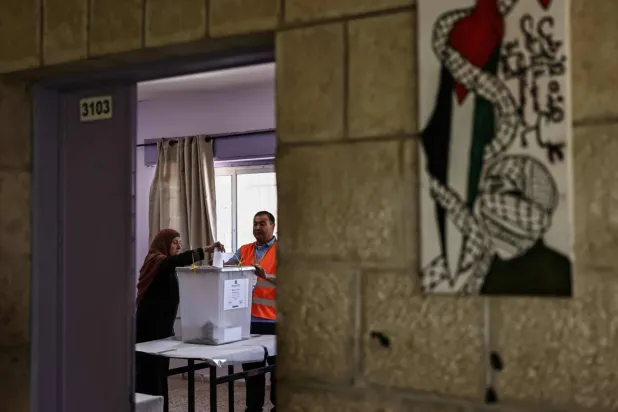 Batı Şeria’daki Ramallah kentinin kuzeyinde bulunan Filistin kasabası Birzeit’te yerel seçimler için oy kullanan Filistinli bir kadın, 25 Nisan 2026 (AFP)