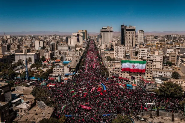 مشيعون يحتشدون في مدينة مشهد حيث دفن المرشد الإيراني السابق علي خامنئي الخميس (رويترز)