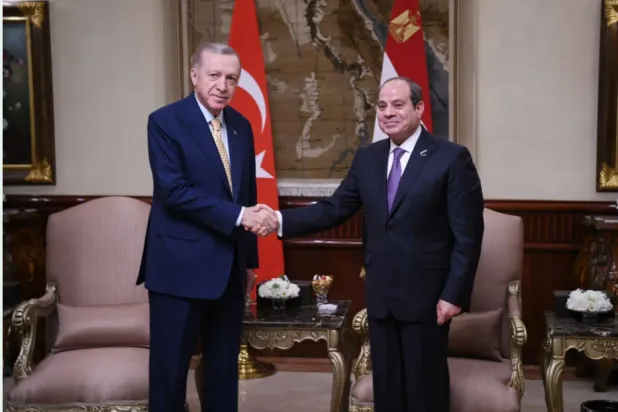 الرئيس عبد الفتاح السيسي يلتقي نظيره التركي إردوغان بالقاهرة في فبراير الماضي (الرئاسة المصرية)